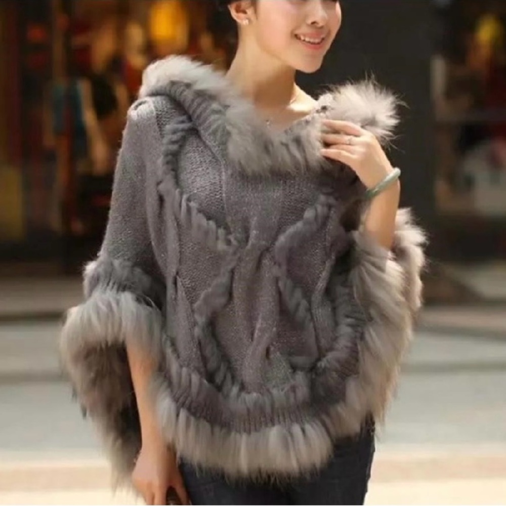 Fox Trimmed Hooded
Cape One Sz Fits All